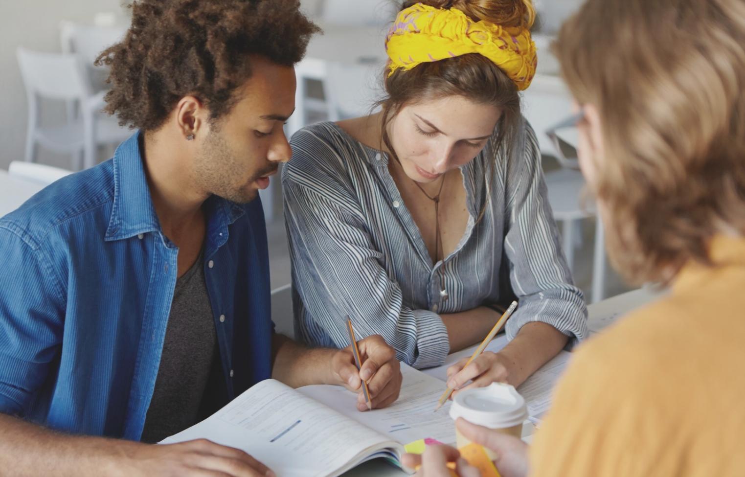 Recursos educativos e materiais de apoio financeiro